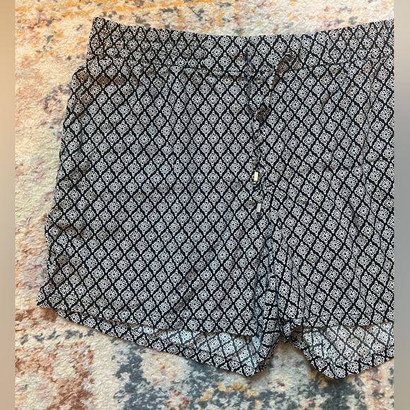 Old Navy Pattern Shorts - Picture 3 of 7